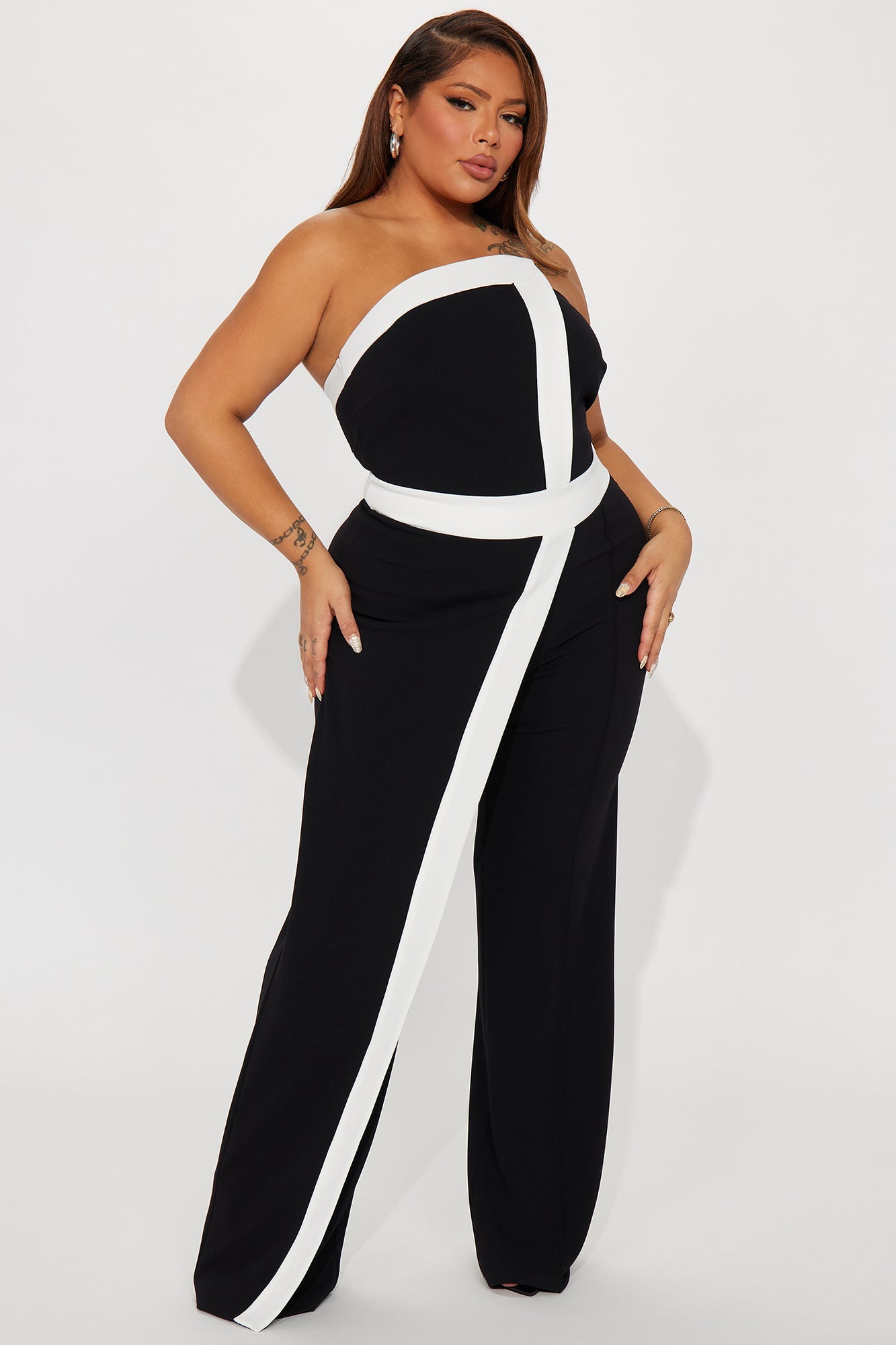 https://cdn.shopify.com/s/files/1/0293/9277/files/08-29-23Studio4_KT_AP_15-20-26_67_JP17364_BlackWhite_P_5723_PLUS2_PXF.jpg?v=1693605305