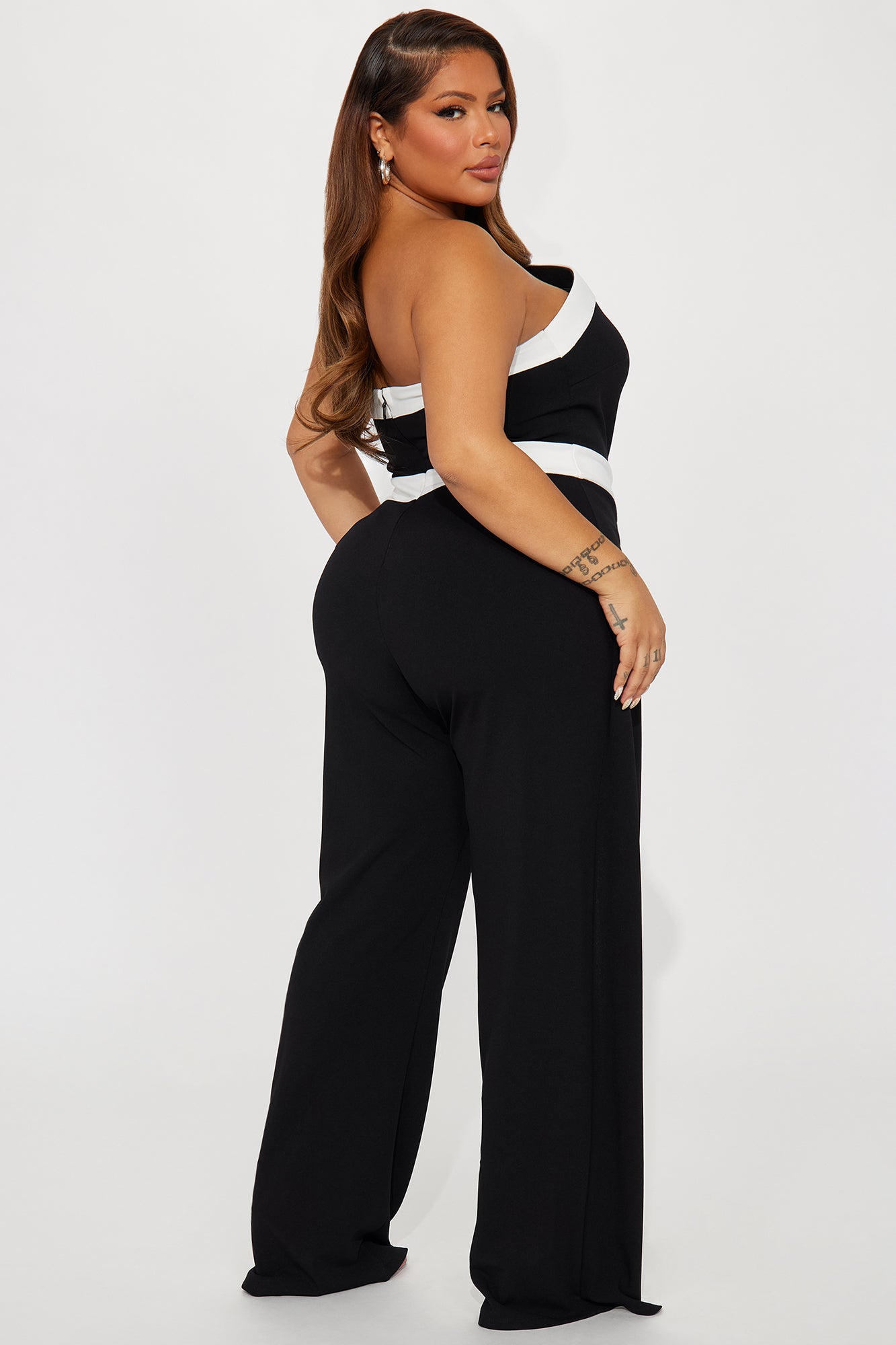 https://cdn.shopify.com/s/files/1/0293/9277/files/08-29-23Studio4_KT_AP_15-22-07_67_JP17364_BlackWhite_P_5733_PLUS2_PXF.jpg?v=1693605305