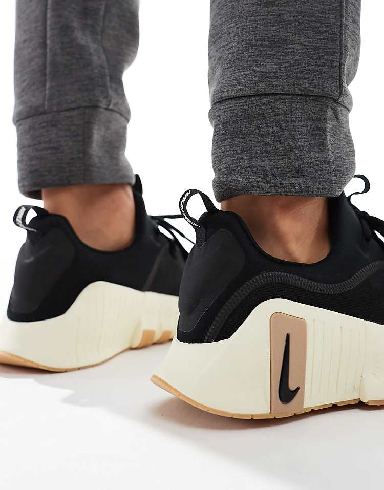 https://images.asos-media.com/products/nike-training-free-metcon-6-sneakers-in-zwart-en-beige/206622142-3?$n_750w$&wid=750&fit=constrain
