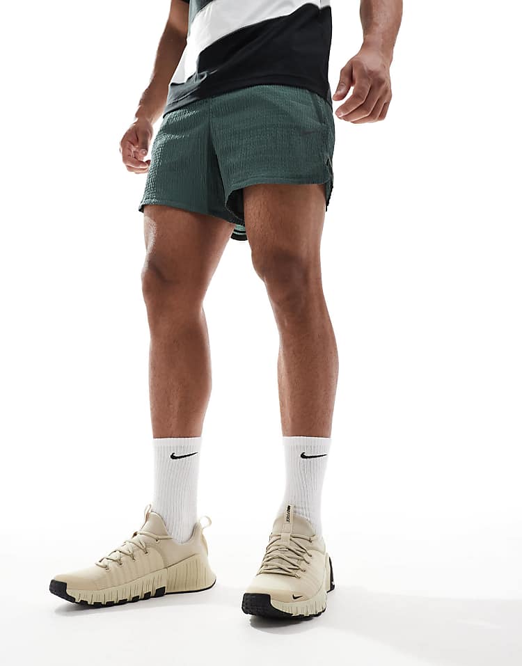 https://images.asos-media.com/products/nike-training-free-metcon-6-sneakers-in-beige/207051368-4?$n_750w$&wid=750&fit=constrain