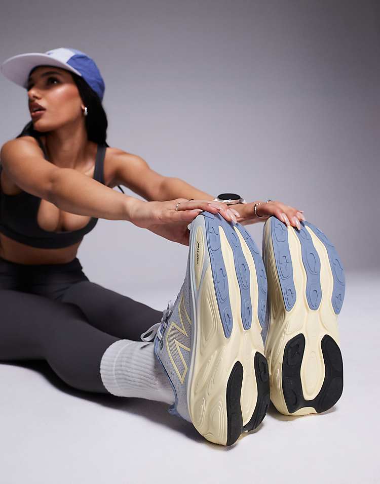 https://images.asos-media.com/products/new-balance-more-hardloopschoenen-in-lichtblauw-en-wit/207097544-3?$n_750w$&wid=750&fit=constrain