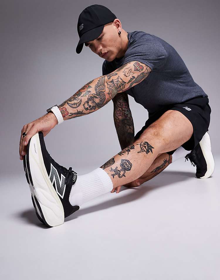 https://images.asos-media.com/products/new-balance-more-hardloopschoenen-in-zwart/207097747-1-black?$n_750w$&wid=750&fit=constrain