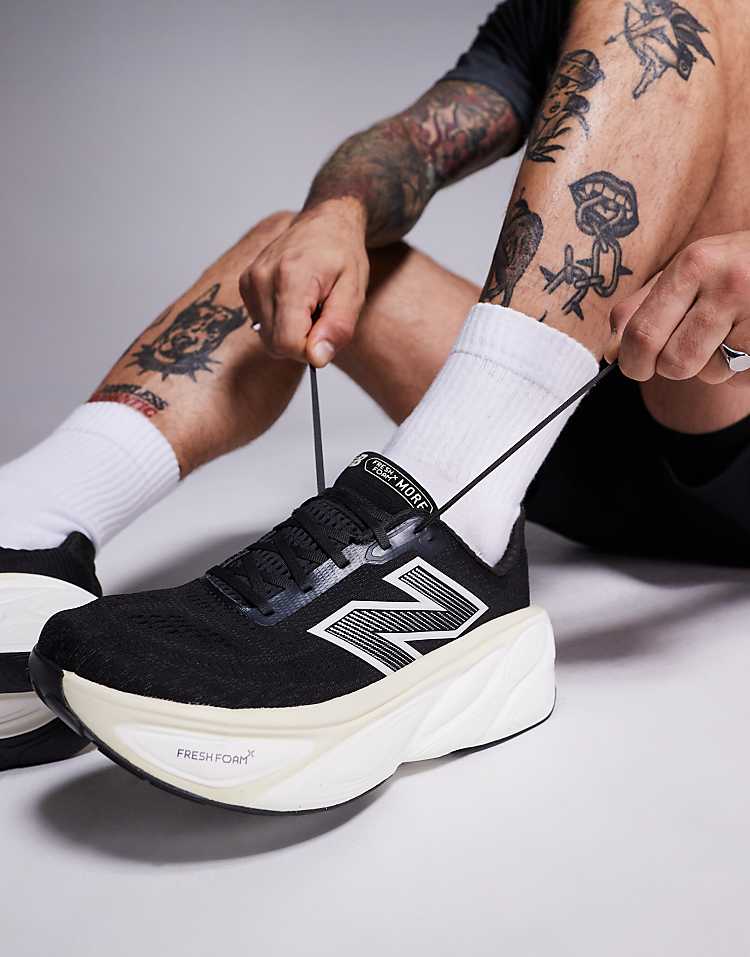 https://images.asos-media.com/products/new-balance-more-hardloopschoenen-in-zwart/207097747-4?$n_750w$&wid=750&fit=constrain