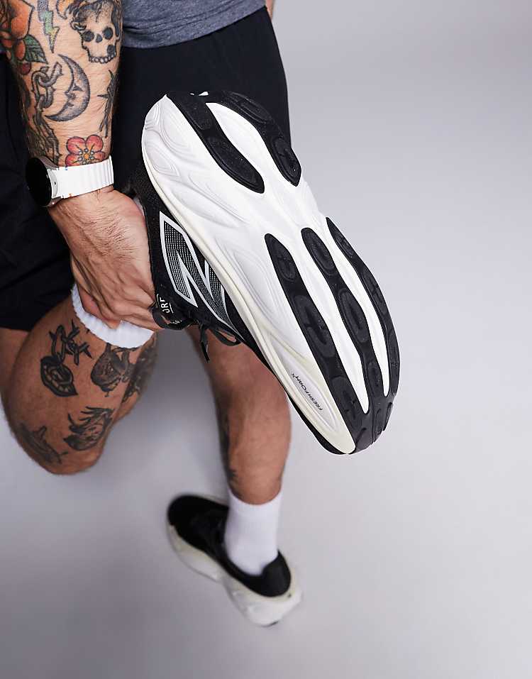https://images.asos-media.com/products/new-balance-more-hardloopschoenen-in-zwart/207097747-5?$n_750w$&wid=750&fit=constrain