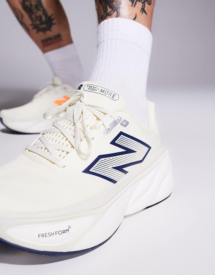 https://images.asos-media.com/products/new-balance-more-hardloopschoenen-in-gebroken-wit/207097775-4?$n_750w$&wid=750&fit=constrain