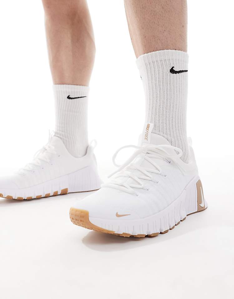 https://images.asos-media.com/products/nike-training-free-metcon-6-sneakers-in-wit/207496567-1-white?$n_750w$&wid=750&fit=constrain