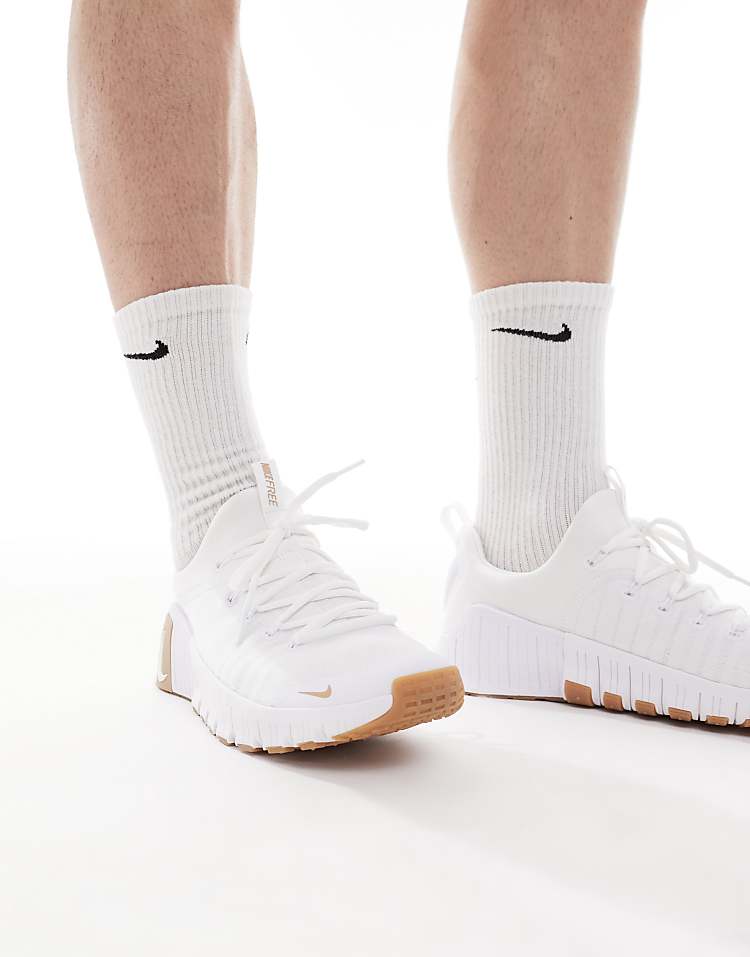 https://images.asos-media.com/products/nike-training-free-metcon-6-sneakers-in-wit/207496567-3?$n_750w$&wid=750&fit=constrain