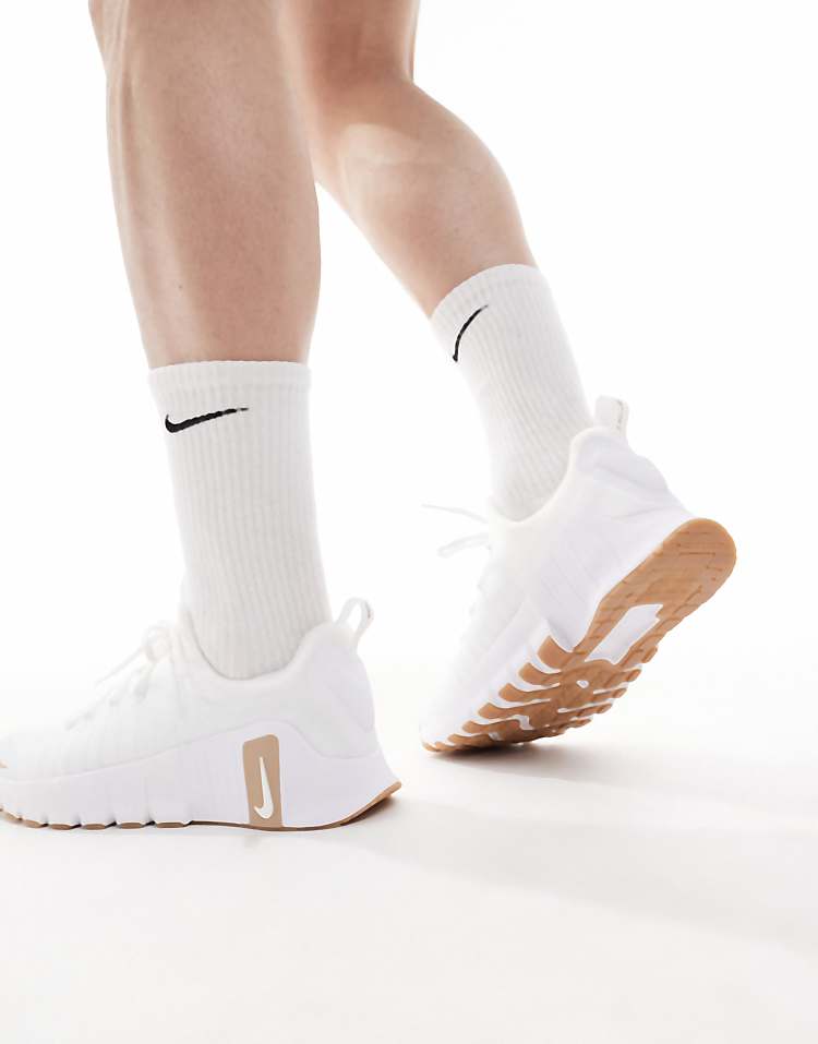 https://images.asos-media.com/products/nike-training-free-metcon-6-sneakers-in-wit/207496567-4?$n_750w$&wid=750&fit=constrain