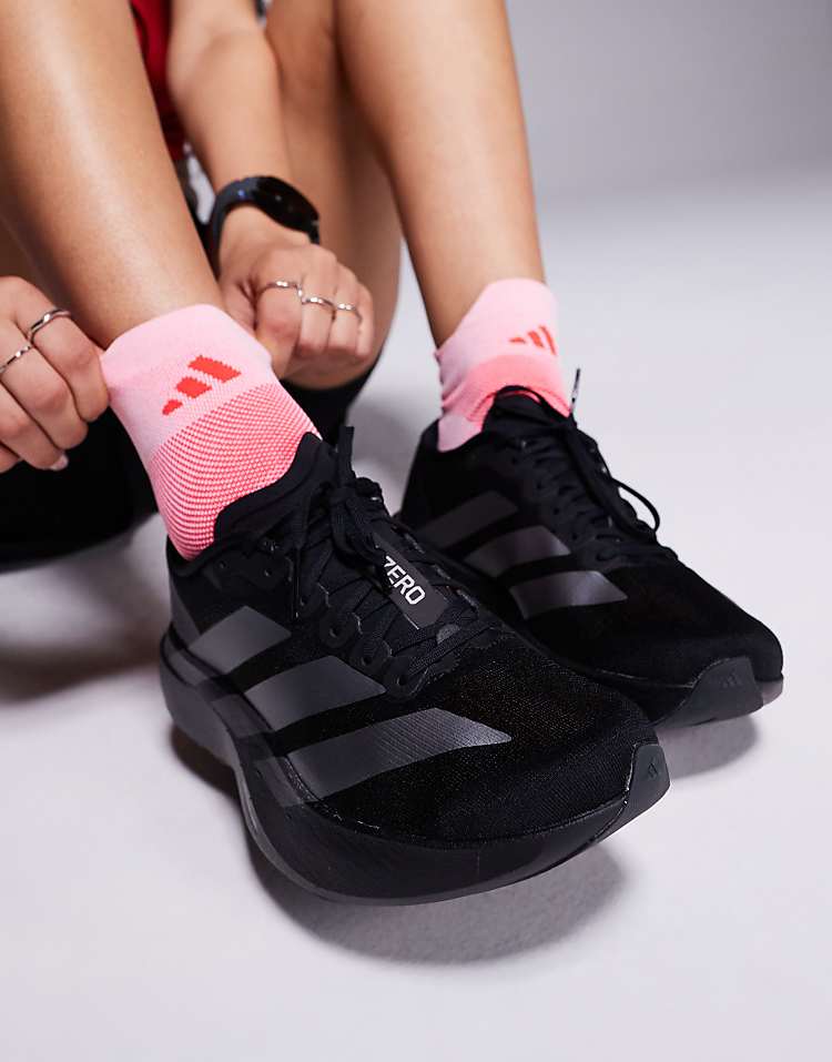 https://images.asos-media.com/products/adidas-hardlopen-adizero-evo-sl-sneakers-in-zwart-en-zilver/207516596-5?$n_750w$&wid=750&fit=constrain