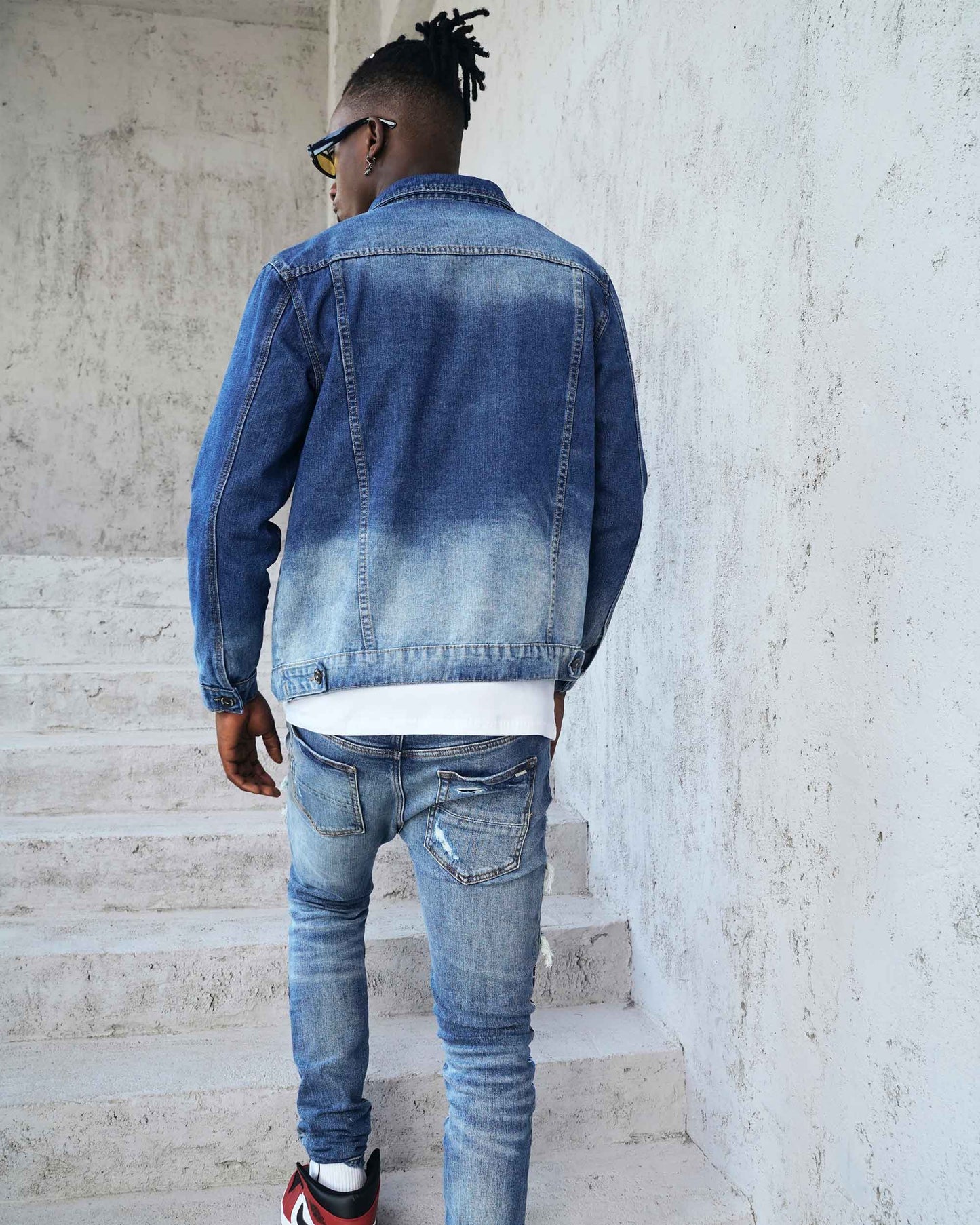 https://cdn.shopify.com/s/files/1/0654/2822/6294/products/LogeqiIrregularBlueDenimJacket.jpg?v=1664442319