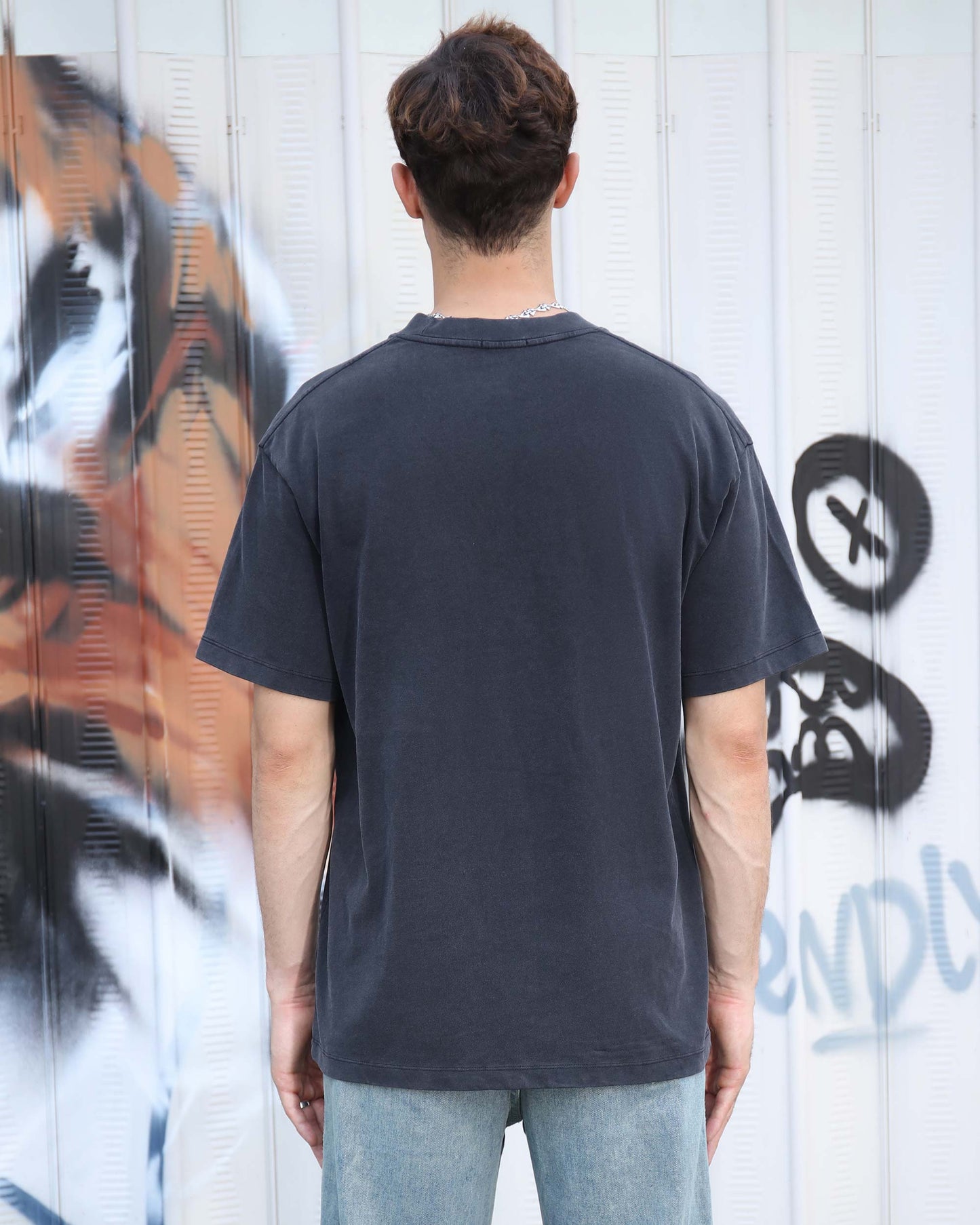 Logeqi men's black crew neck t-shirt featuring an oversized fit and soft cotton fabric