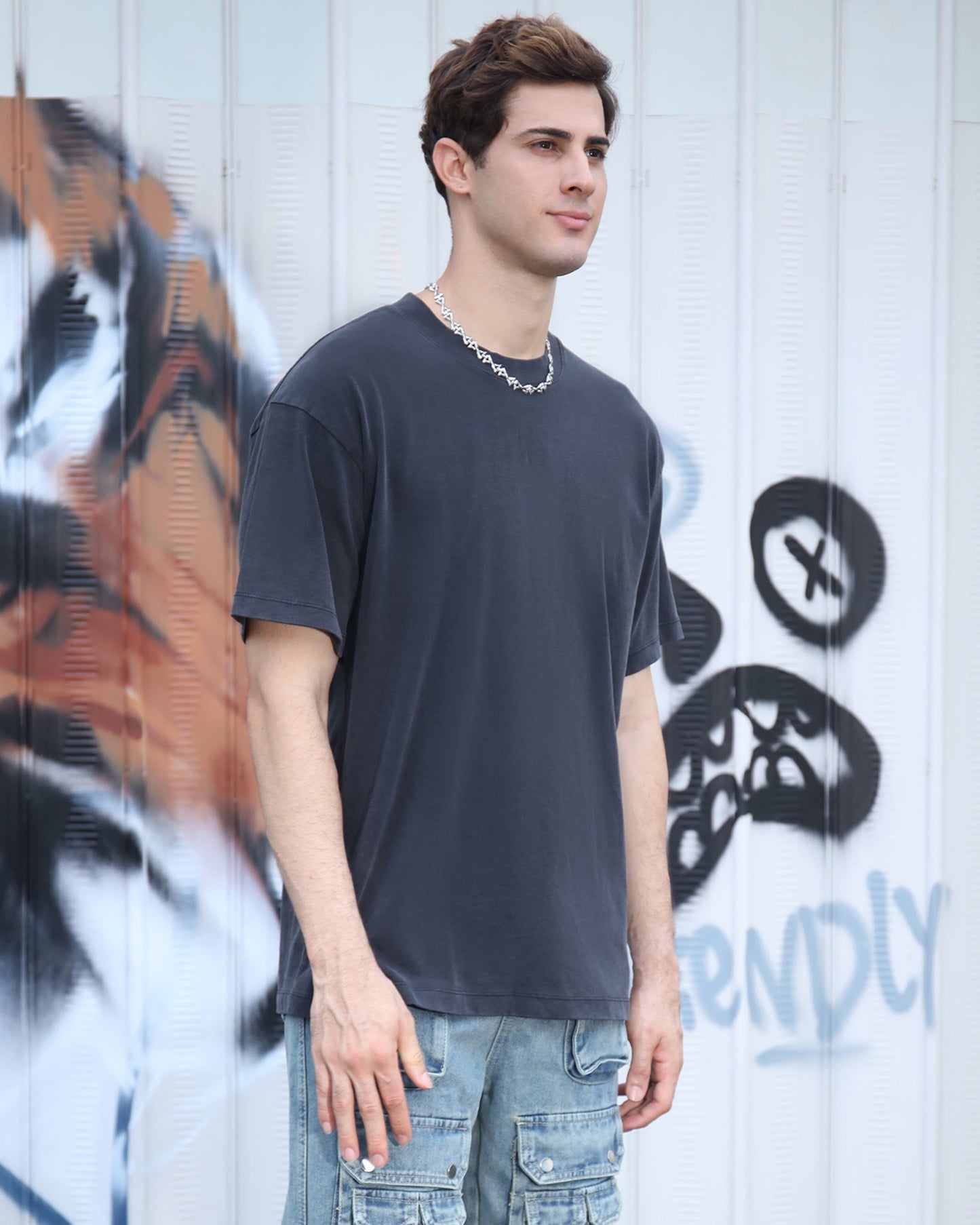 Logeqi Oversize Black Crew Neck T-Shirt for a Comfortable and Stylish Look
