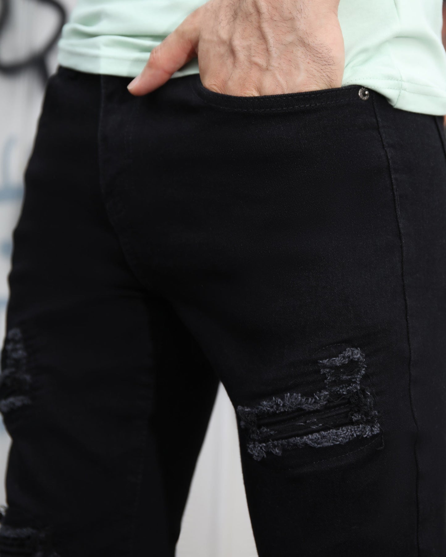 Logeqi black ripped jeans for men featuring stylish distressed knee details