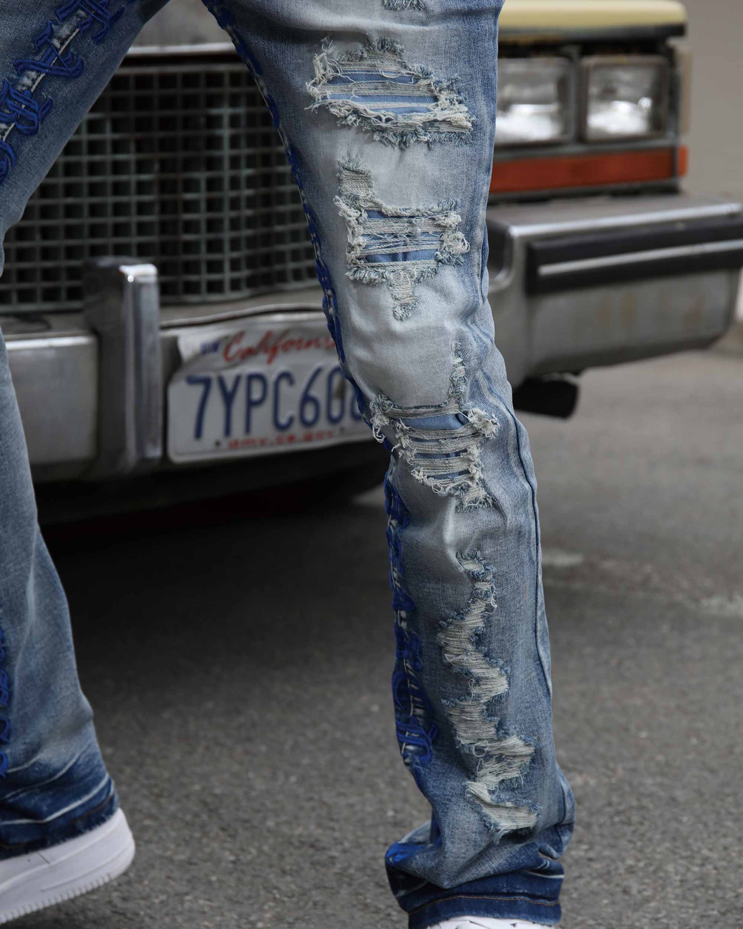Logeqi blue retro flared jeans featuring distressed details for a vintage look