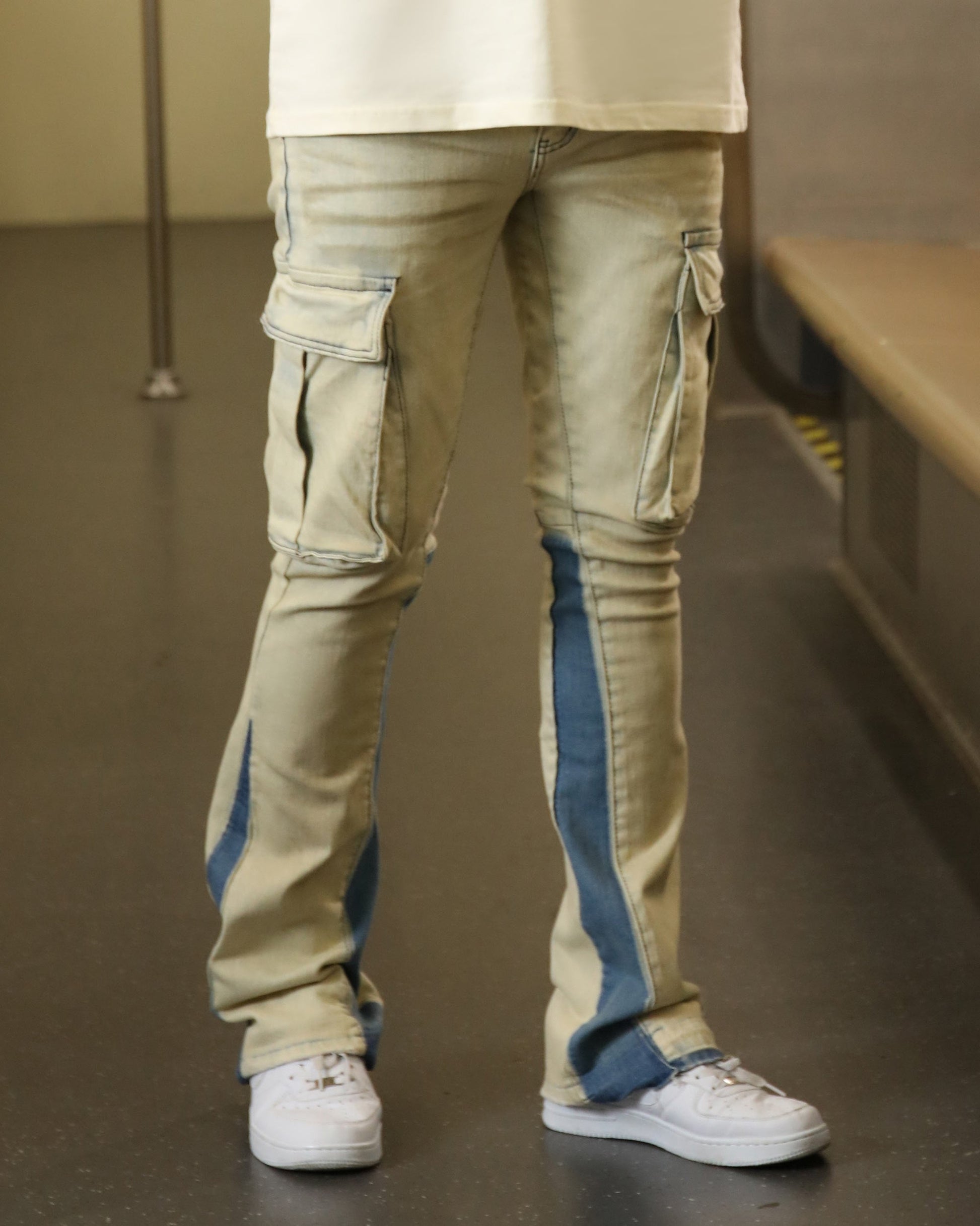 Logeqi industrial style cargo jeans in beige with side pockets and blue accents for a trendy look