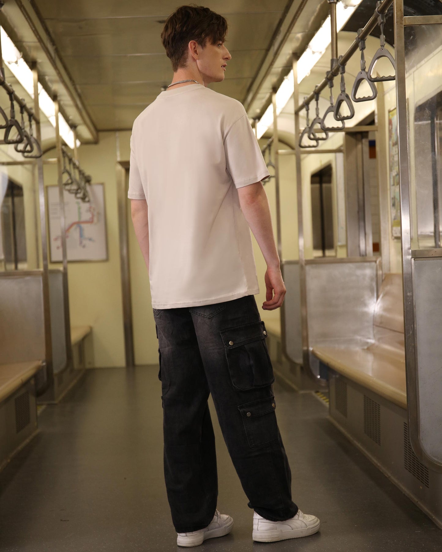 Logeqi solid color casual tee worn by a model in a subway setting