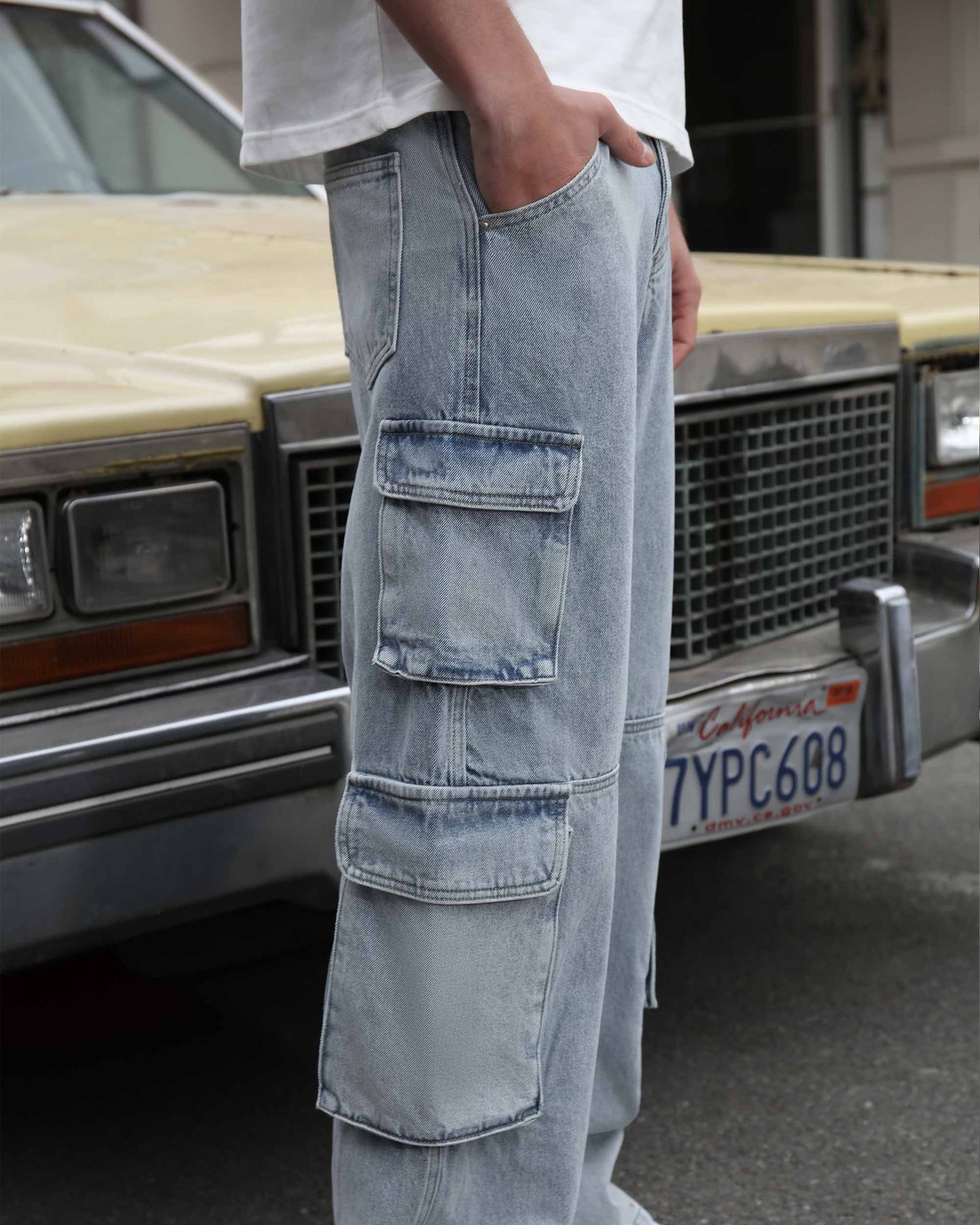 Logeqi comfortable baggy jeans for men in light wash denim with multiple cargo pockets