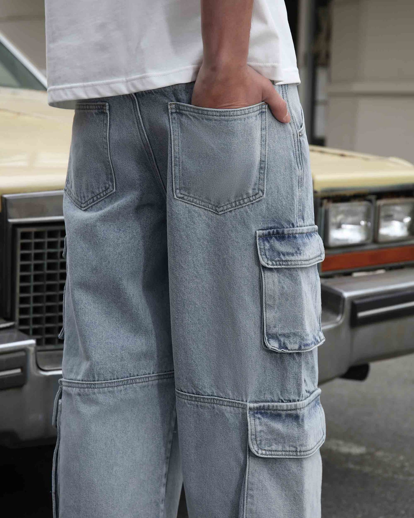 Logeqi comfortable baggy jeans for men in light washed denim with multiple pockets and relaxed fit