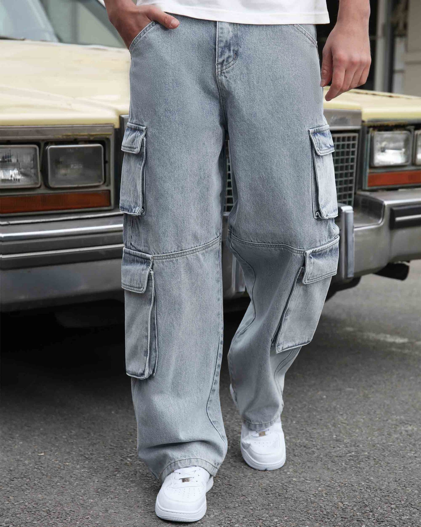 Logeqi comfortable baggy jeans for men in light blue denim with multiple cargo pockets