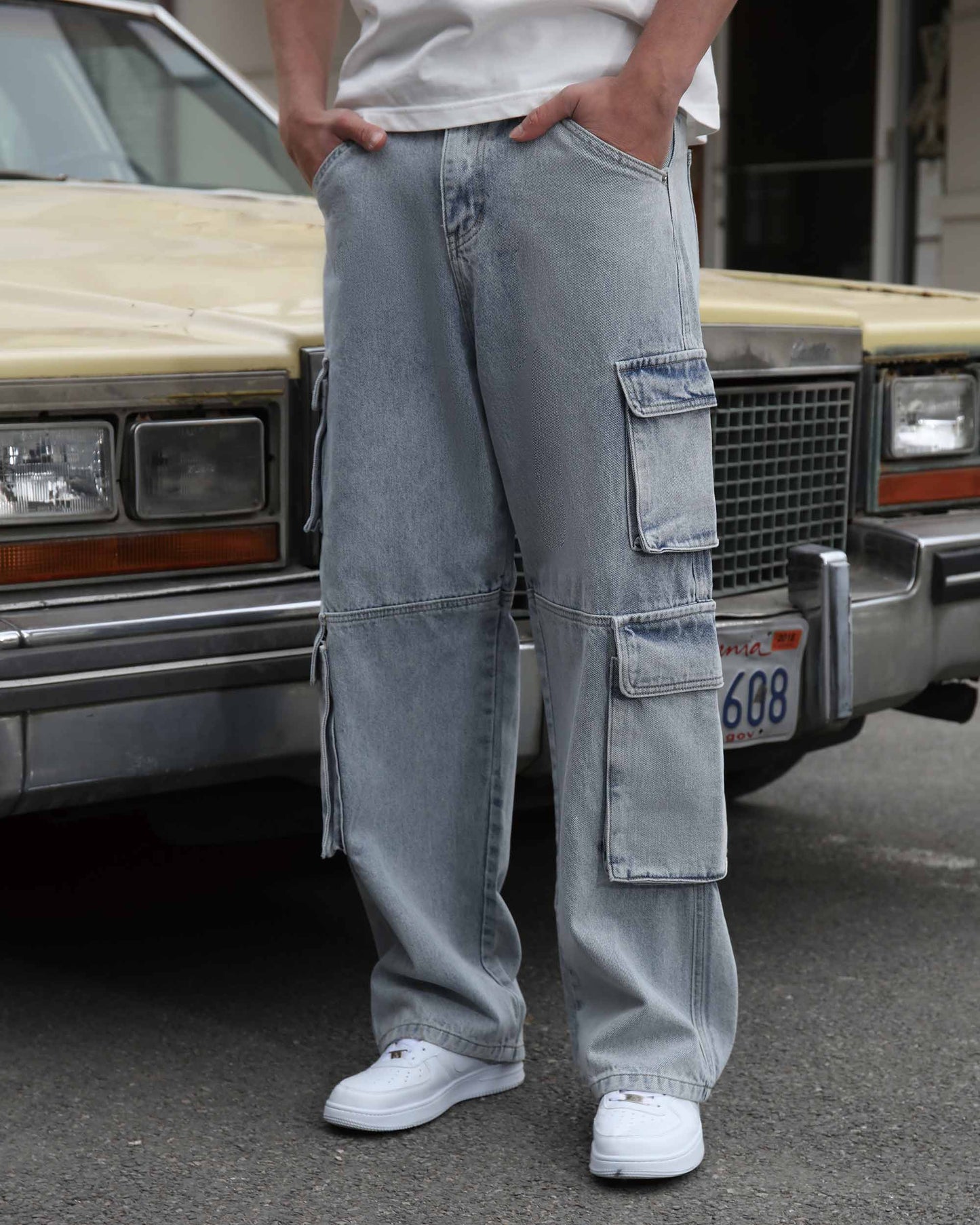 Logeqi comfortable baggy jeans for men in light gray with multiple cargo pockets