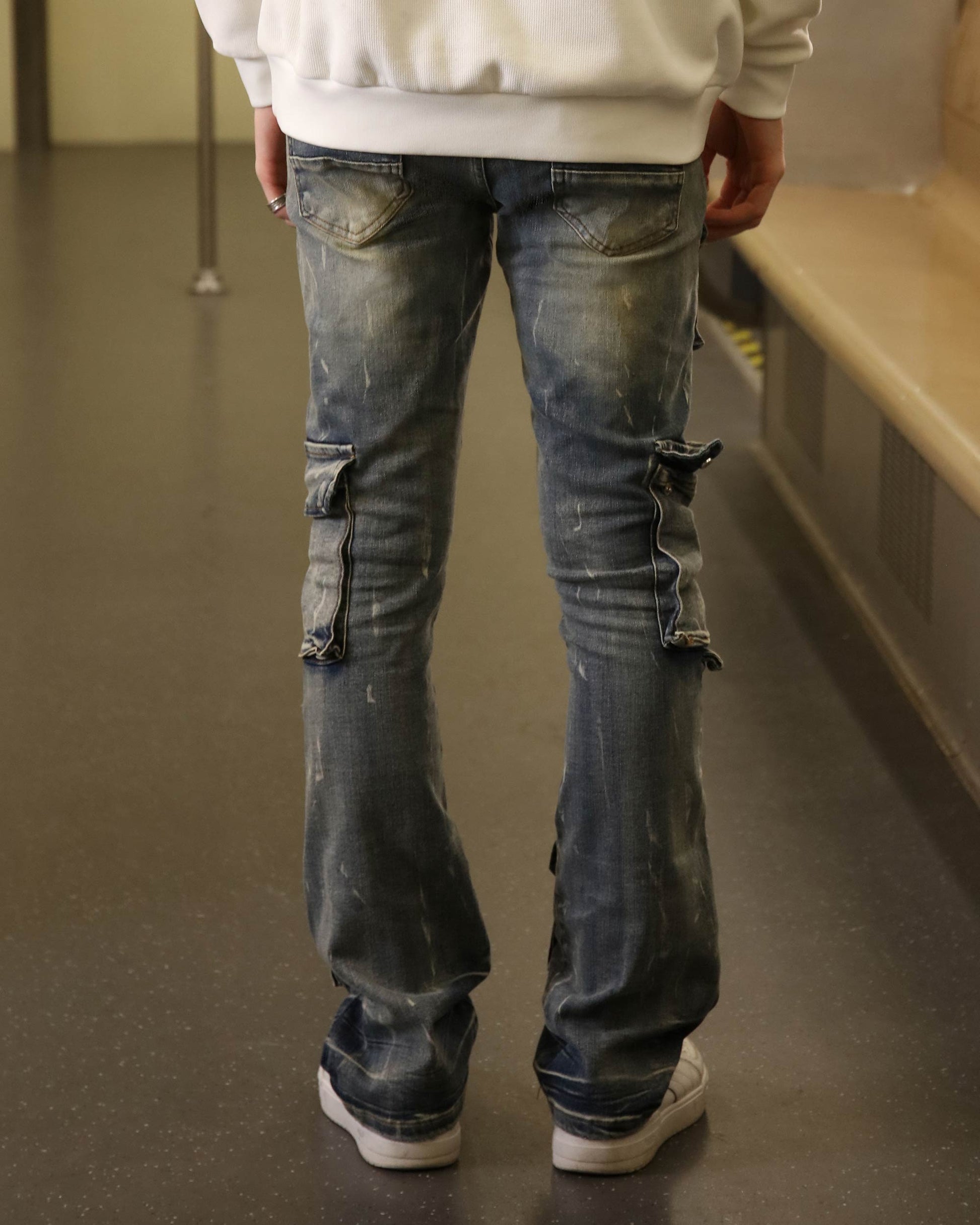 Logeqi dark wash cargo jeans featuring a stylish design with practical pockets for everyday wear