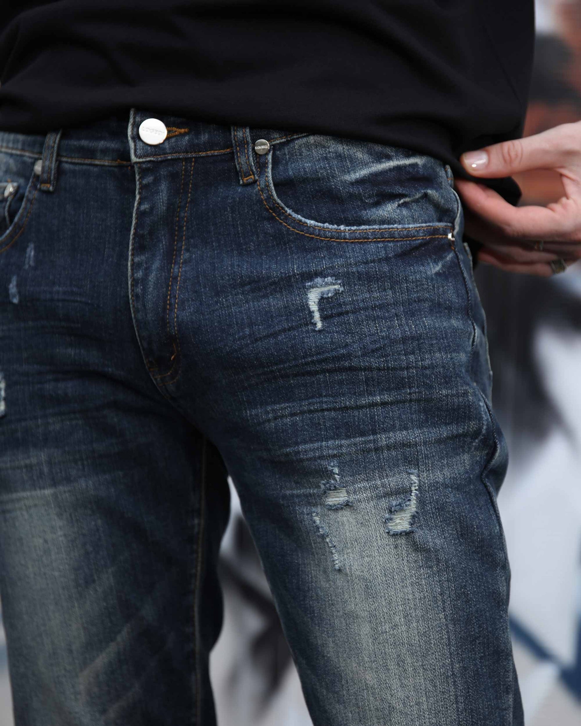 Logeqi slim fit ripped jeans men in dark blue denim with distressed details and front pockets