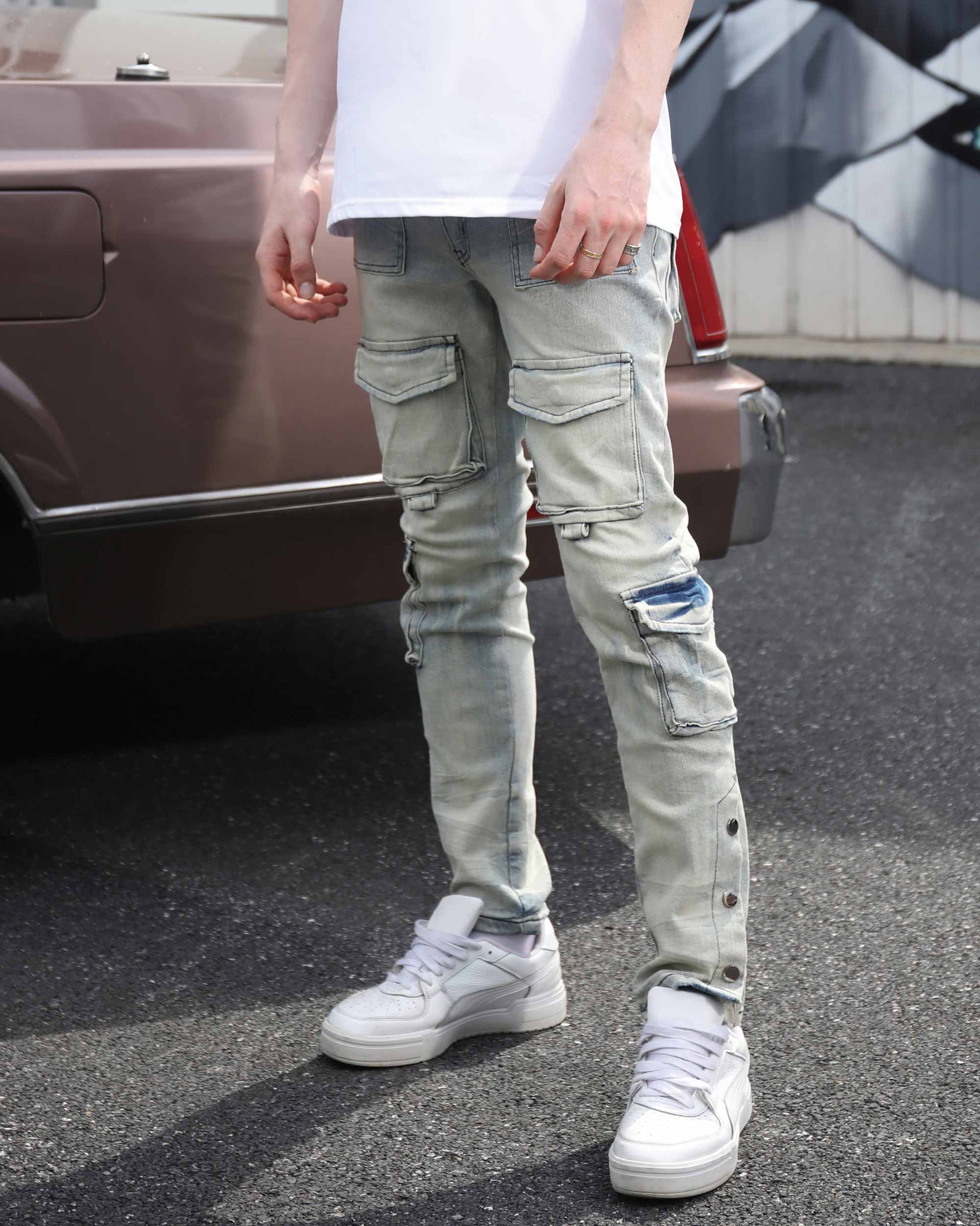 Logeqi distressed cargo jeans men in light gray worn with white sneakers and a white t-shirt
