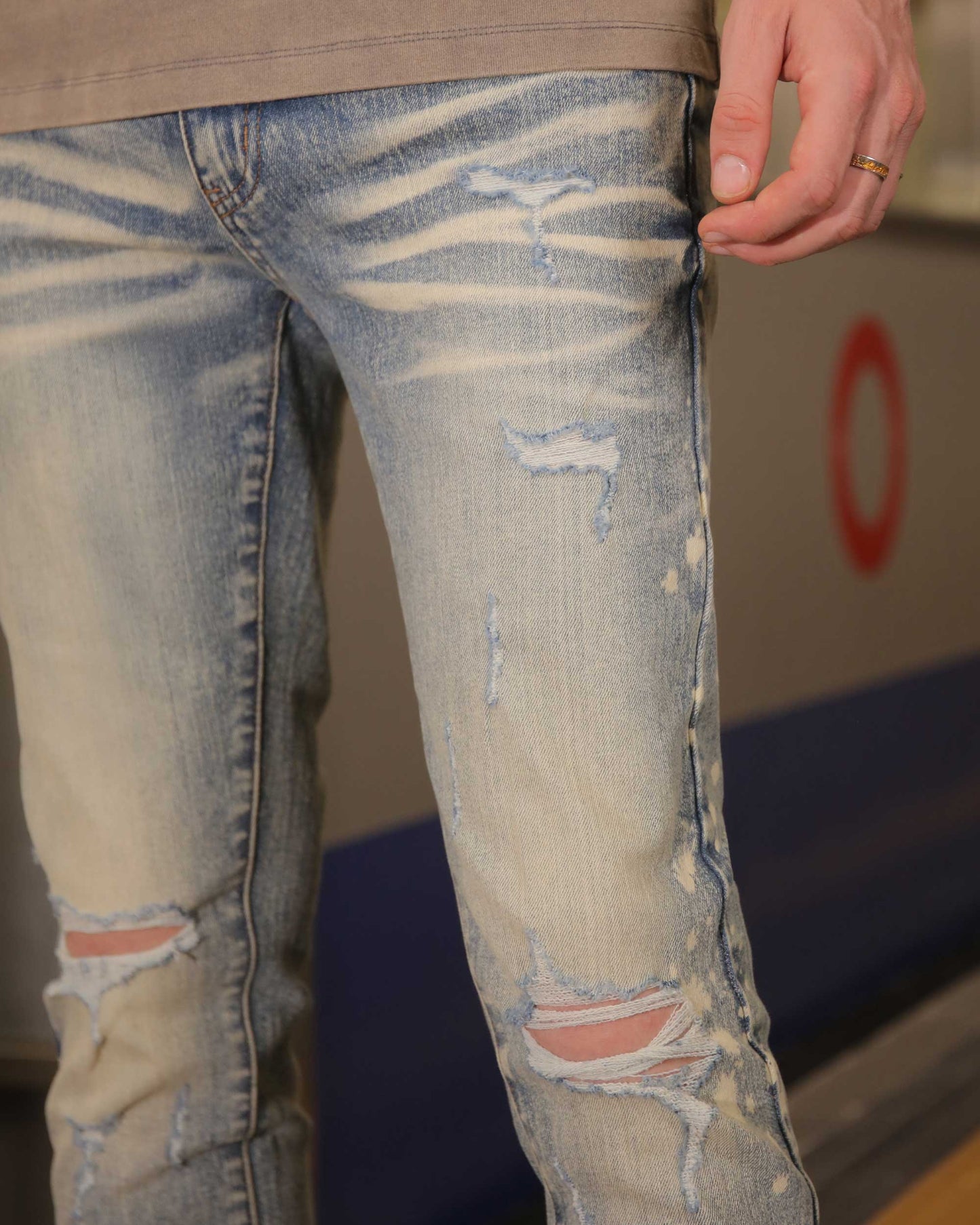 Logeqi distressed whiskered blue jeans featuring a trendy ripped design for casual wear