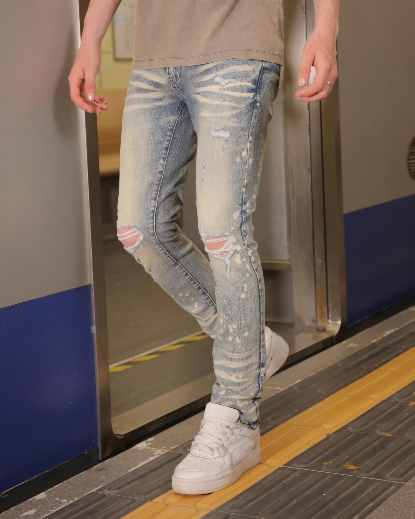 Logeqi distressed whiskered blue jeans with a slim fit and ripped details for a trendy look