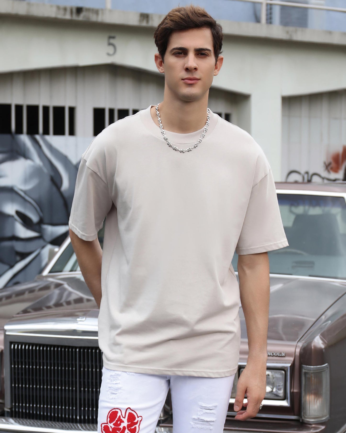 Logeqi essential solid t-shirt in beige with a relaxed fit and stylish streetwear vibe