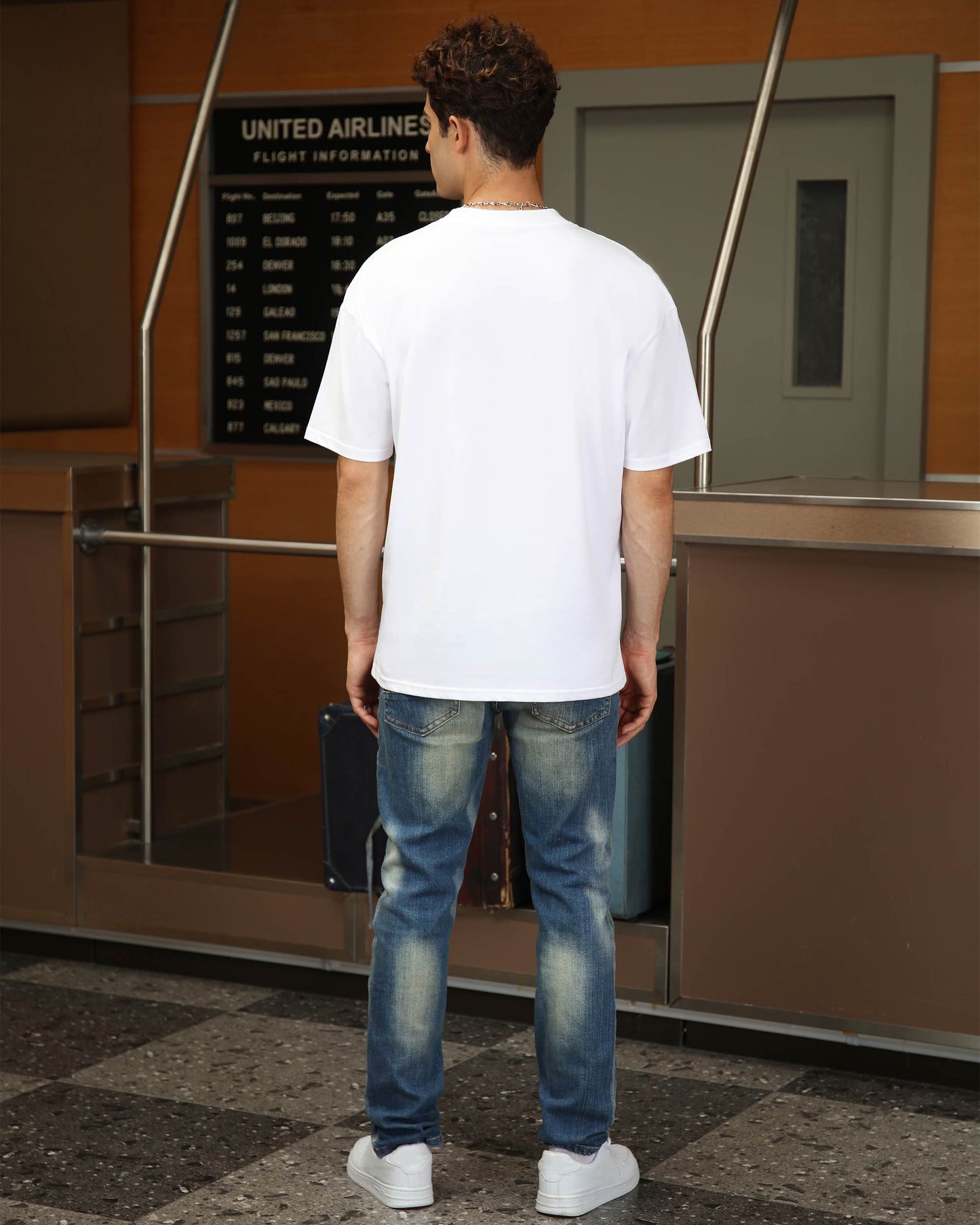 Logeqi Essential Solid T-Shirt in White for a relaxed and stylish look