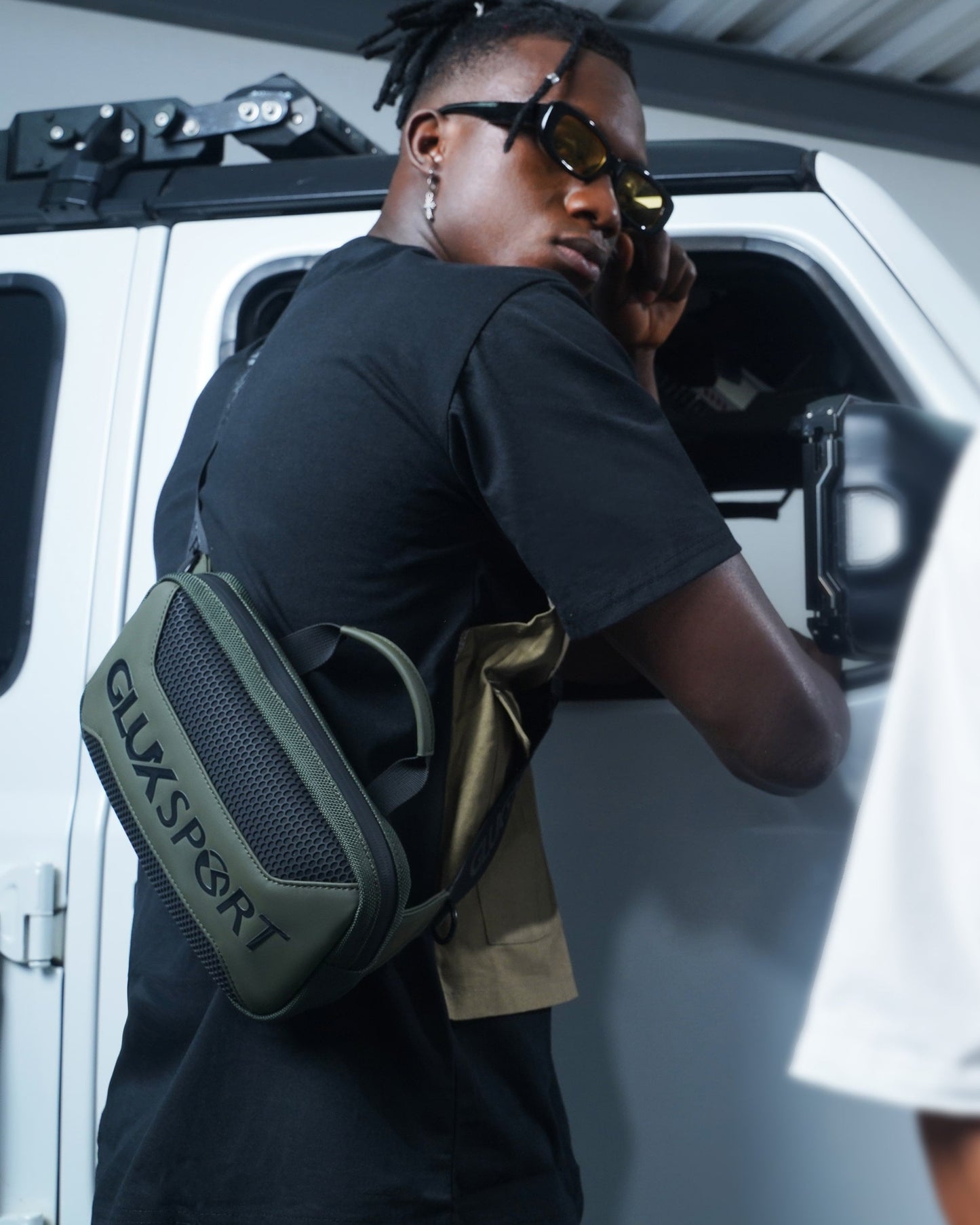 GLUX men's gaming shoulder bag in green, designed for gamers with sleek style and practicality