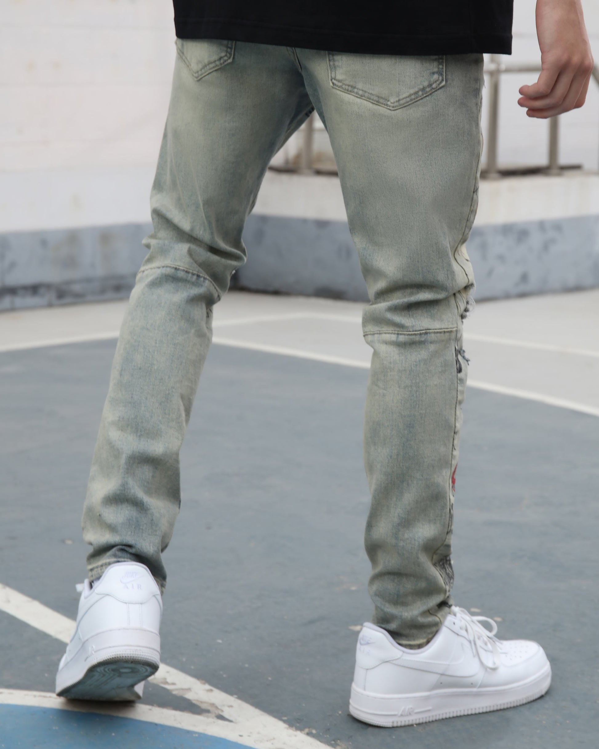 Logeqi graffiti ripped jeans in light wash with distressed details and slim fit design
