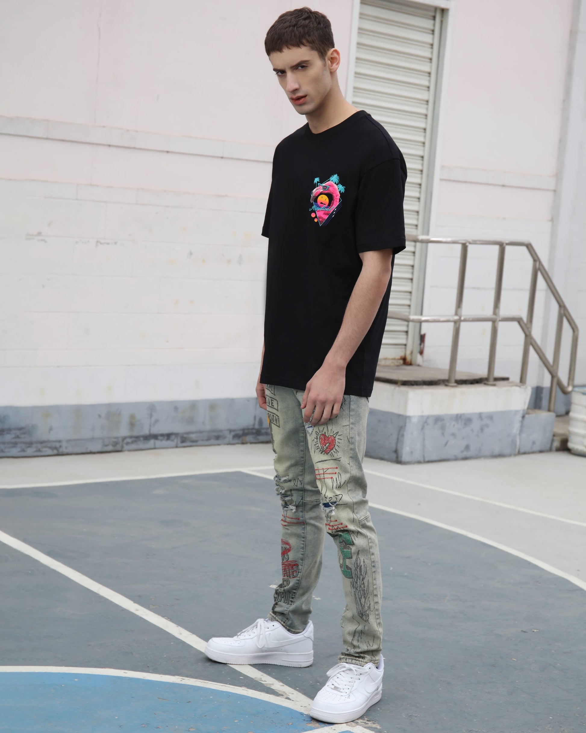 Logeqi graffiti ripped jeans featuring colorful designs and a slim fit for a trendy street style