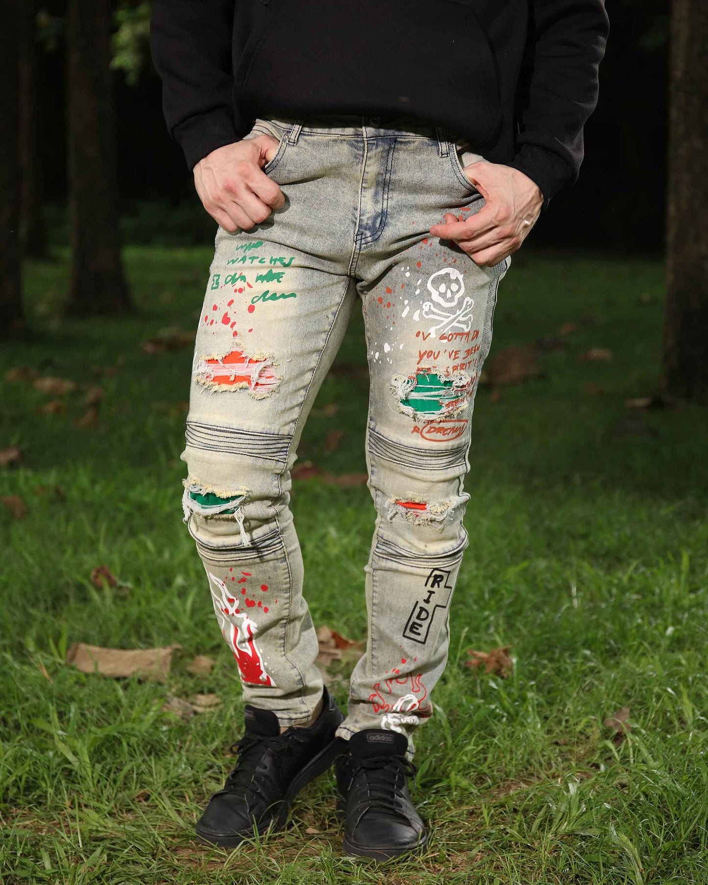 Logeqi hip-hop distressed jeans with unique graffiti designs and ripped details for a stylish streetwear look