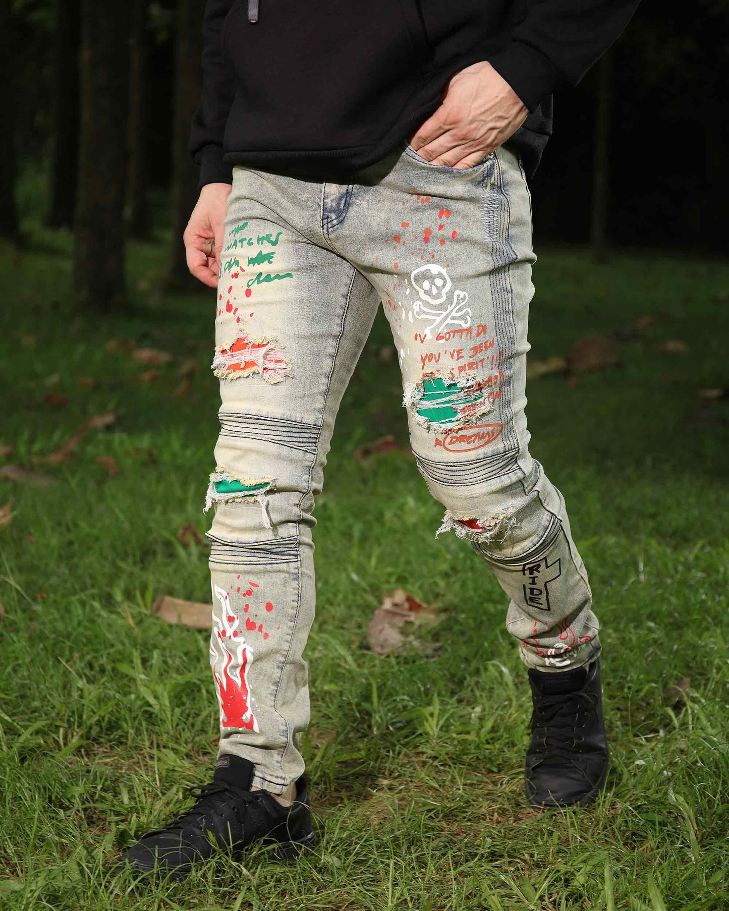 Logeqi hip-hop distressed jeans with unique paint splatter and ripped details for a trendy look