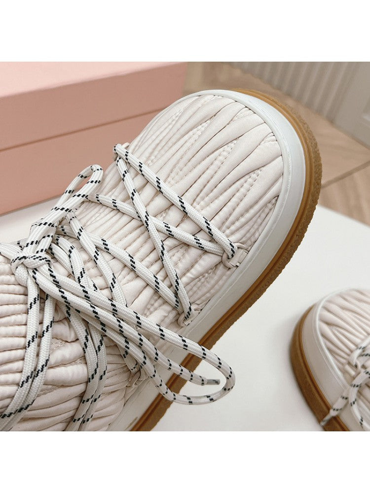 Wholesale7 lambswool snow boots in white with textured design and durable rubber sole