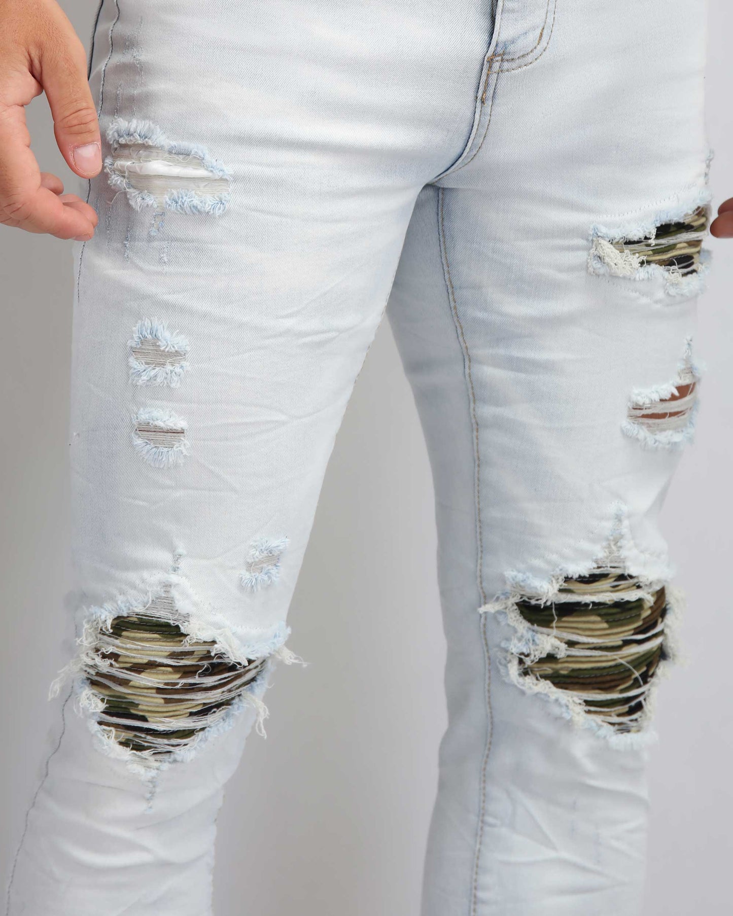 Logeqi light wash ripped jeans with distressed details and modern fit for casual wear