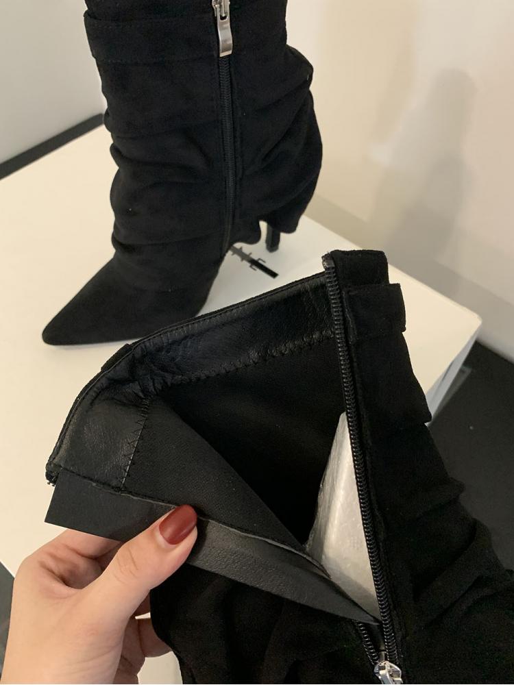 Wholesale7 black modern pointed toe boots with side zipper and ruched detailing