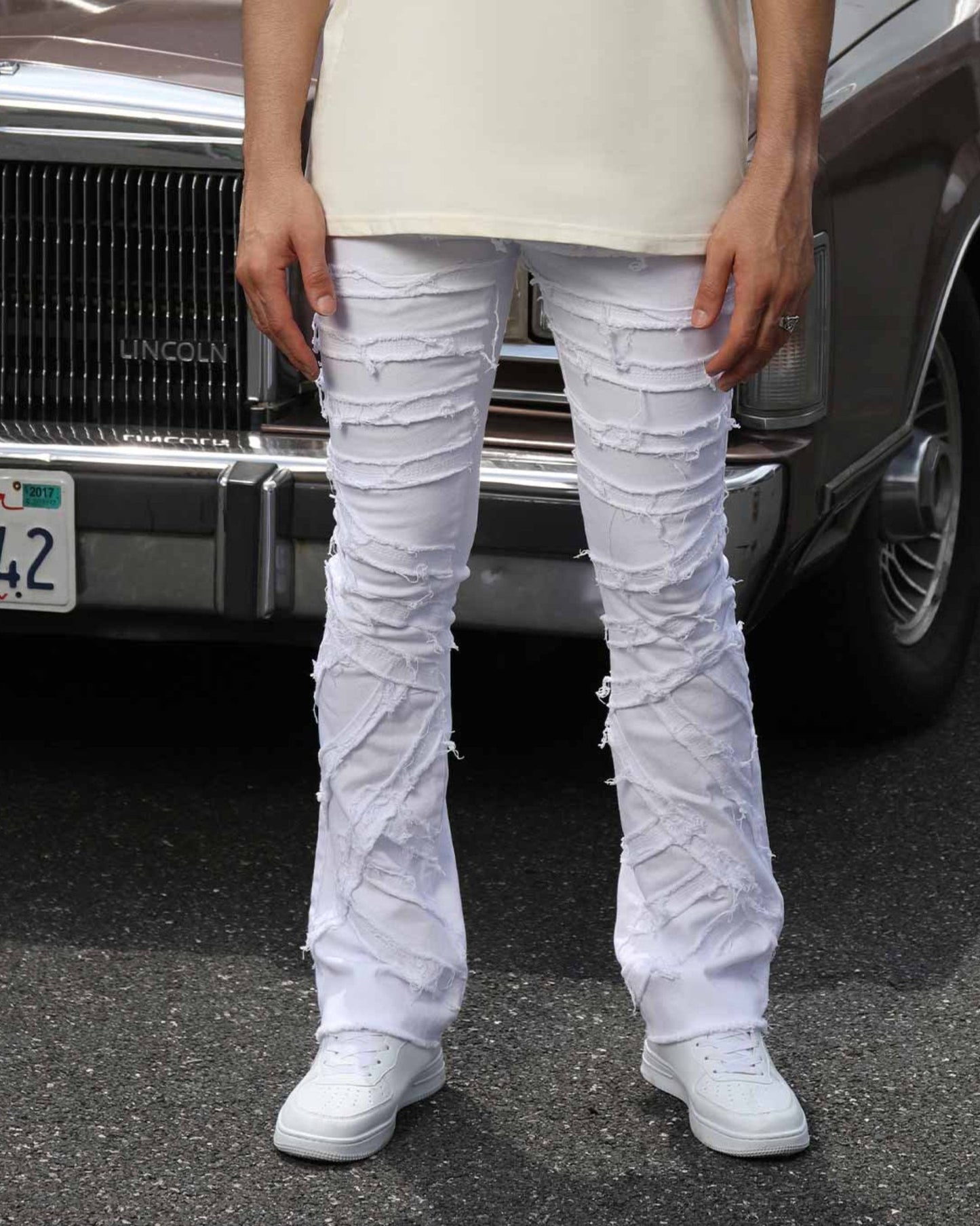 Logeqi retro white flared jeans with distressed design for a stylish vintage look
