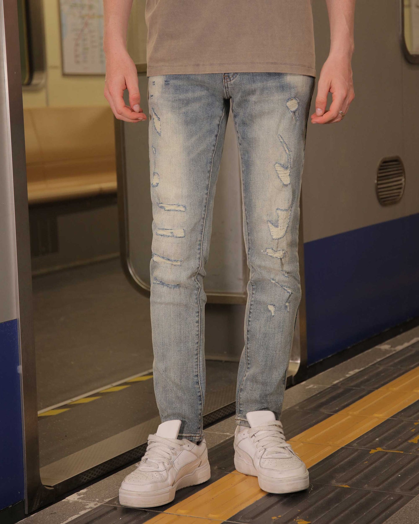 Logeqi slim fit ripped jeans in light blue, styled with a casual gray t-shirt and white sneakers
