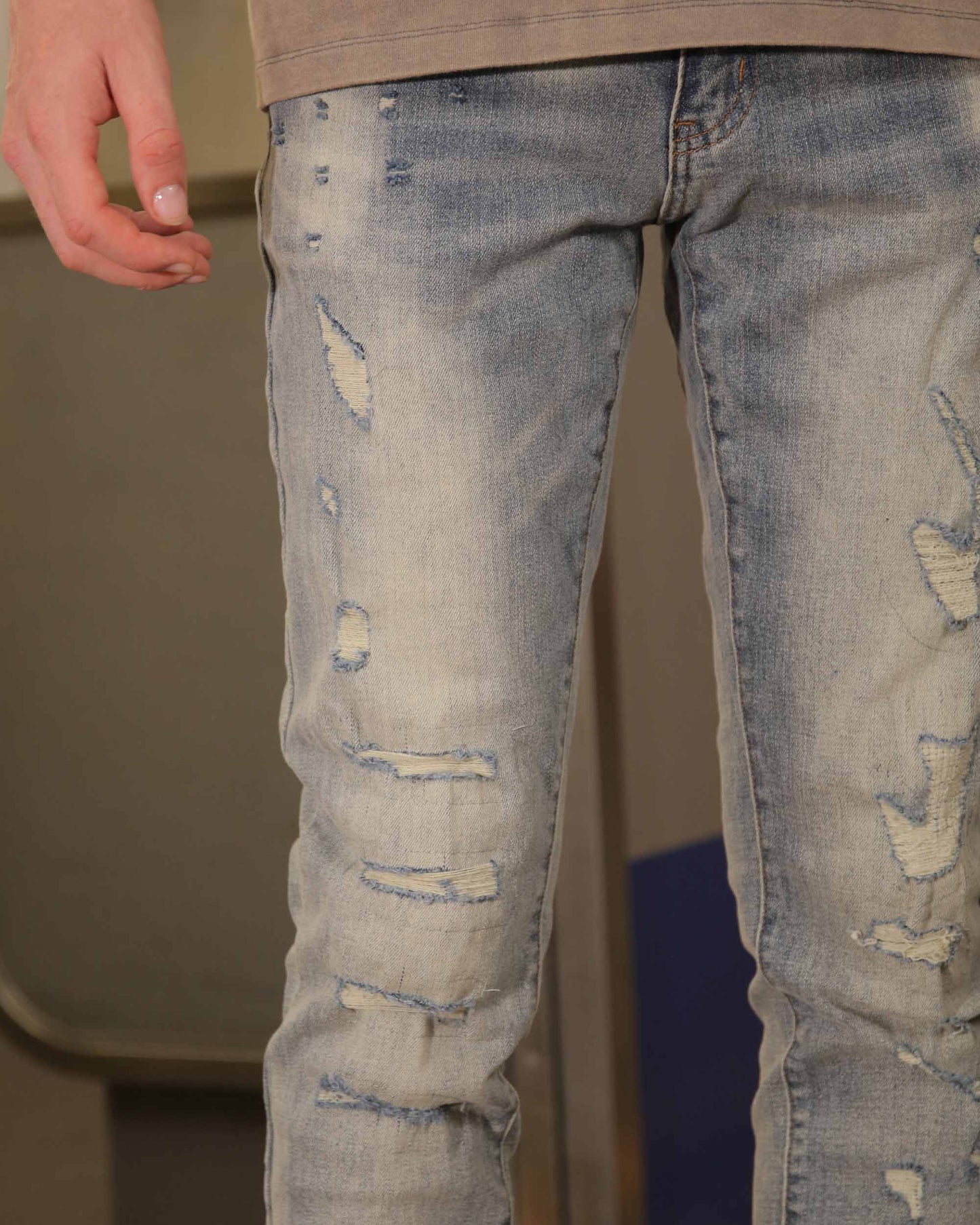 Logeqi slim fit ripped jeans in light blue with distressed detailing for a trendy look
