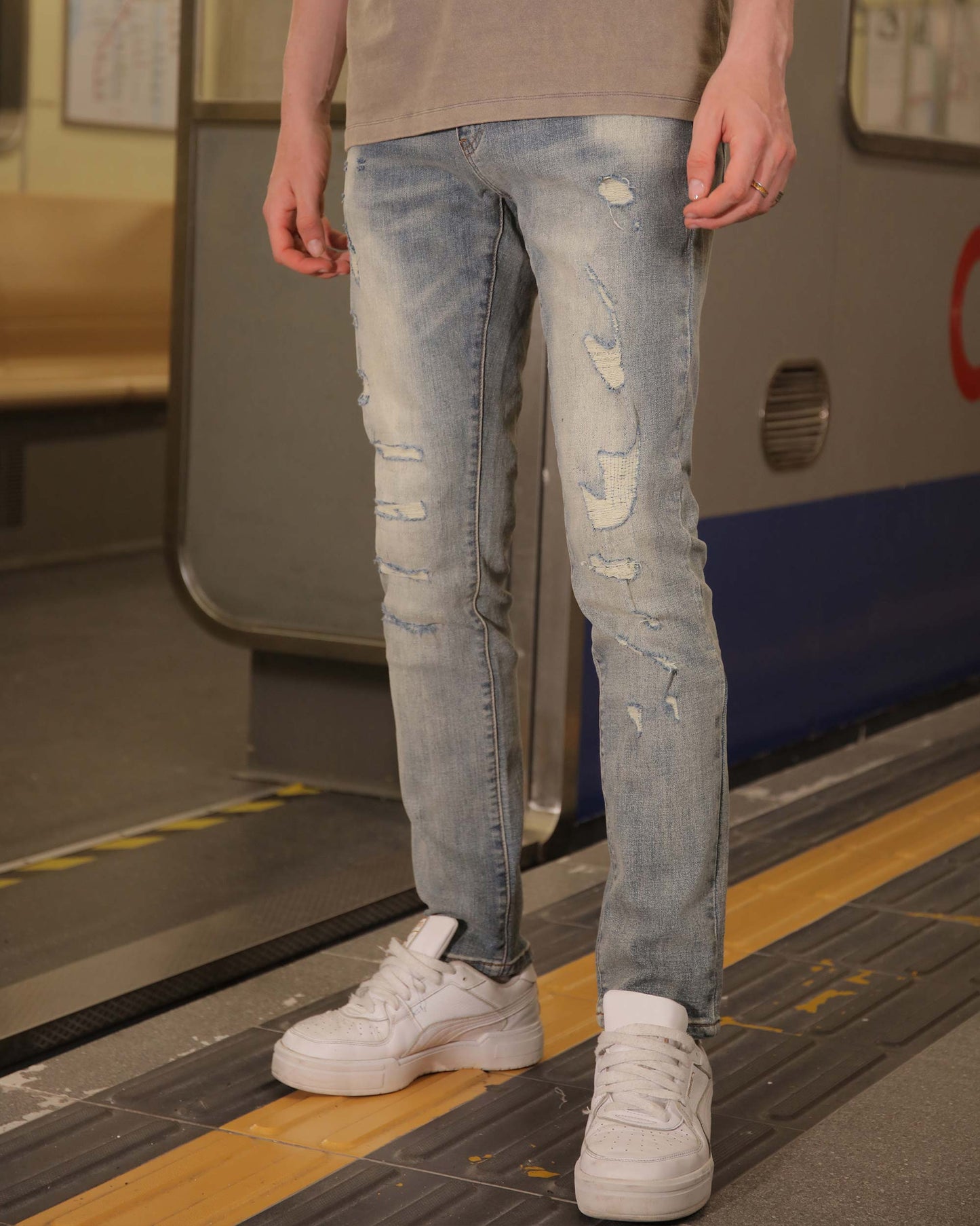 Logeqi Slim Fit Ripped Jeans with Distressed Details for a Stylish, Casual Look