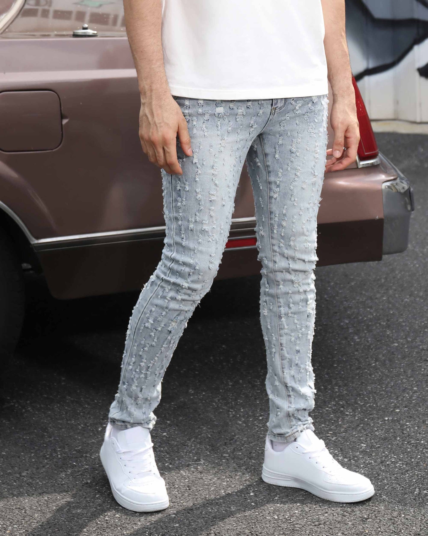 Logeqi slim fit ripped jeans in light blue with a stylish distressed design