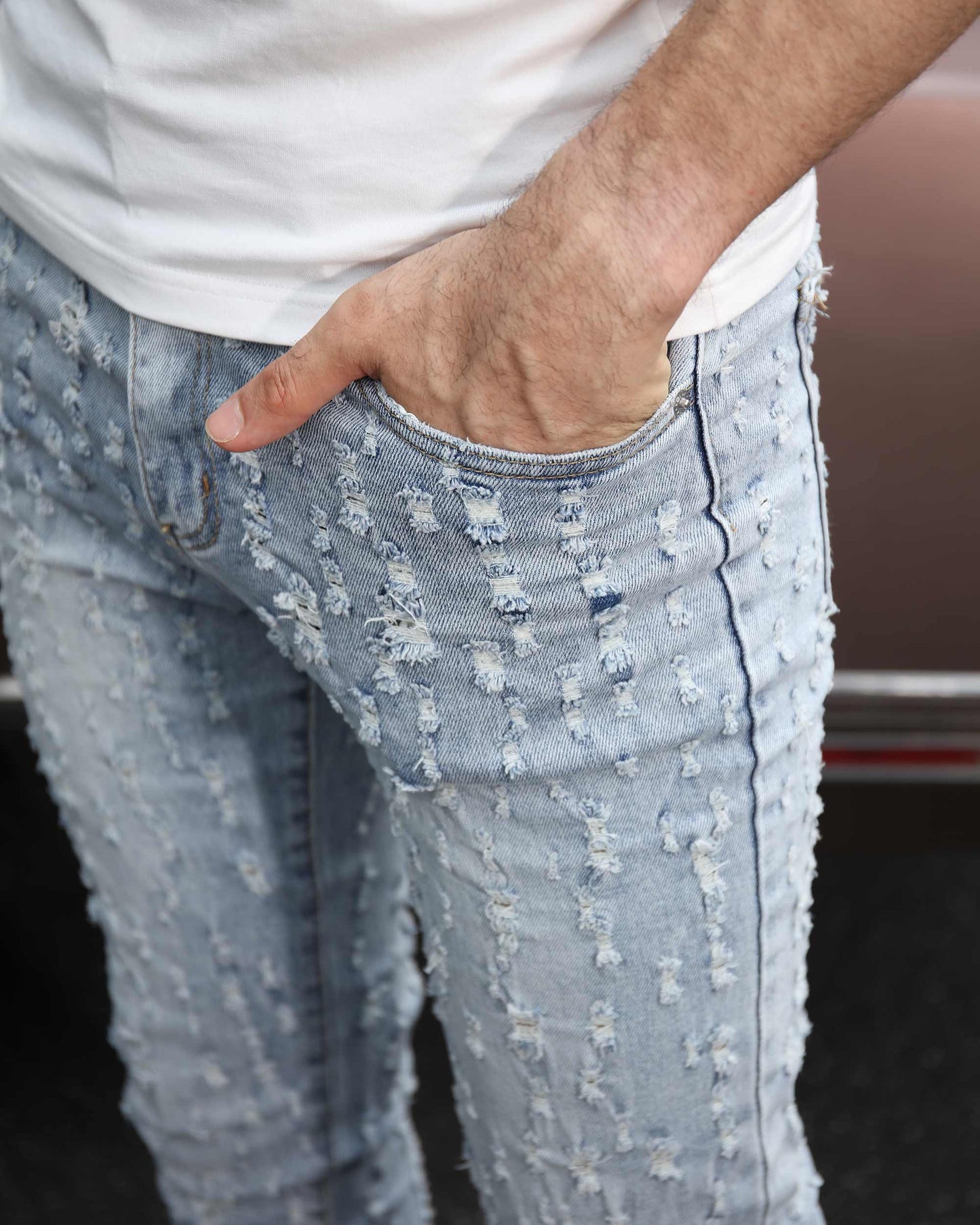 Logeqi slim fit ripped jeans in light blue with stylish distressed details for a trendy look