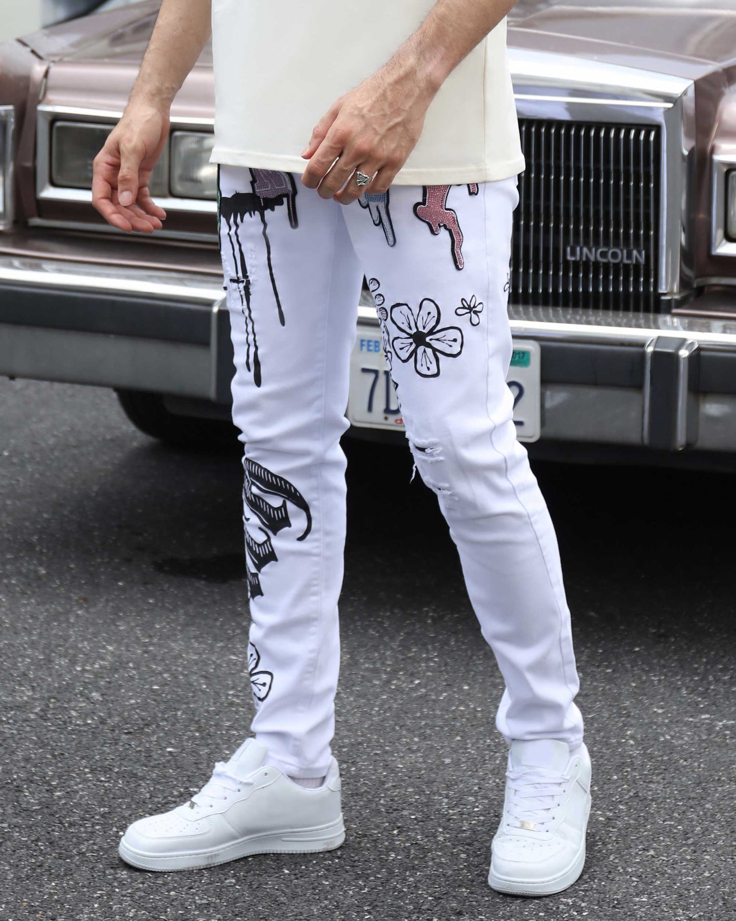Logeqi streetwear graffiti jeans in white with colorful artistic designs for a trendy look