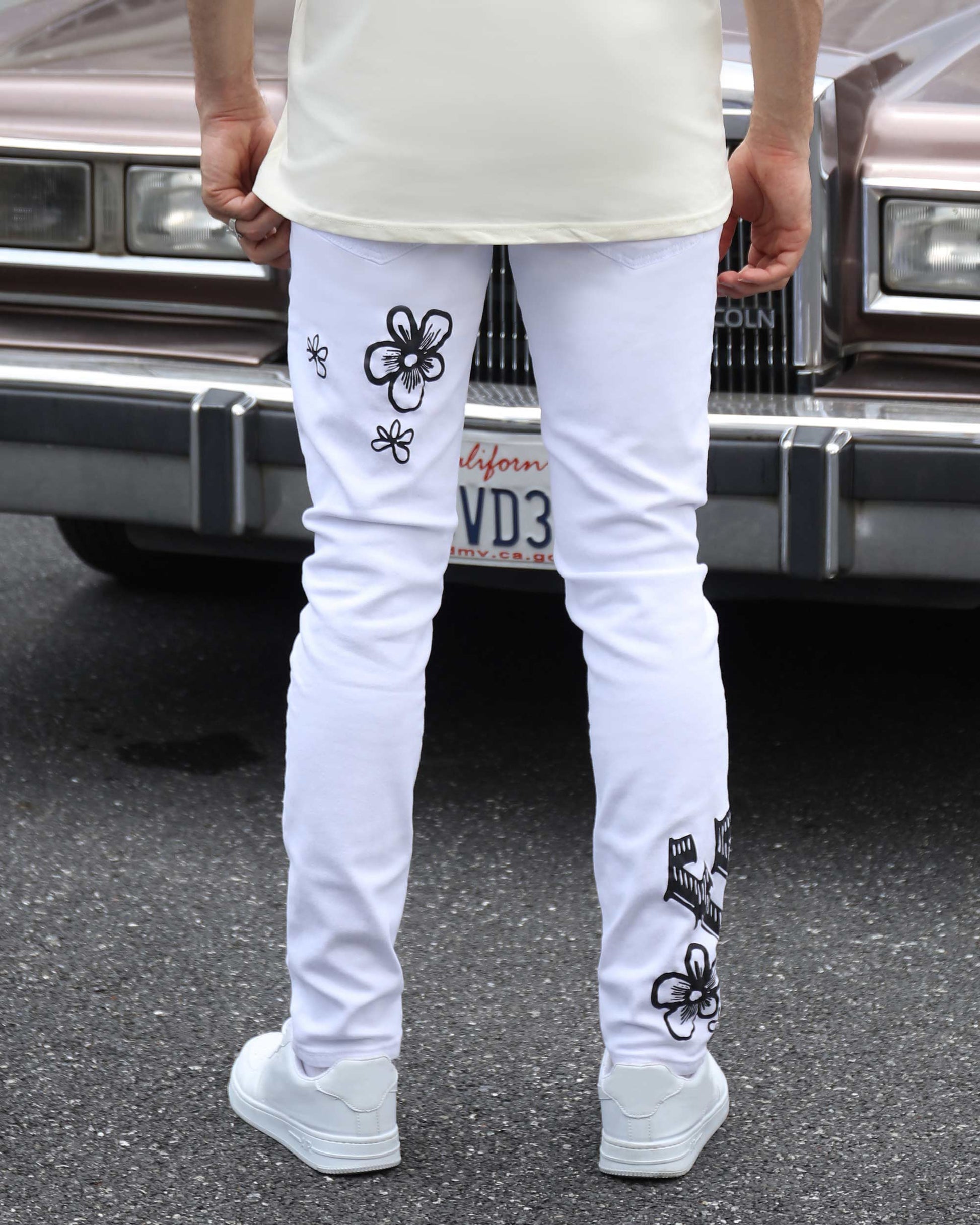 Logeqi streetwear graffiti jeans in white with floral and graffiti designs for a stylish urban look