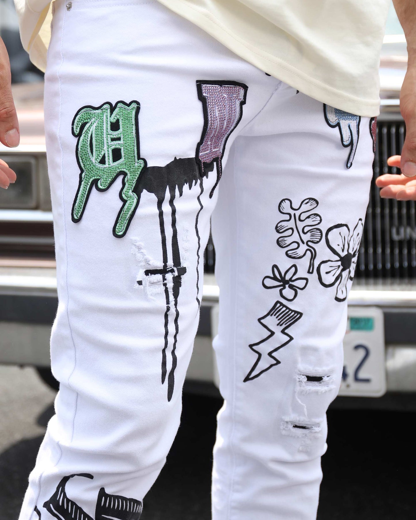 Logeqi streetwear graffiti jeans in white with colorful designs and ripped details for a trendy look