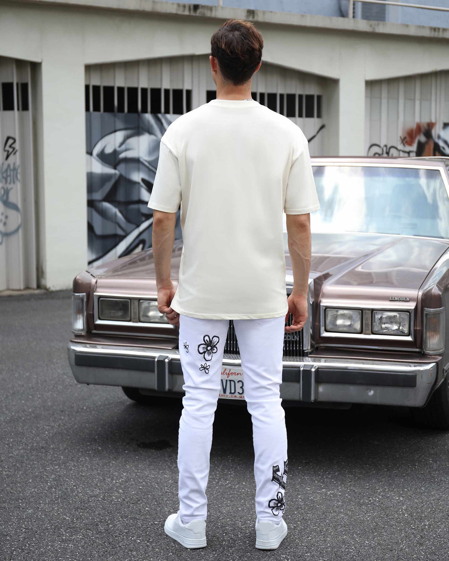 Logeqi streetwear graffiti jeans in white with stylish floral designs for urban fashion enthusiasts
