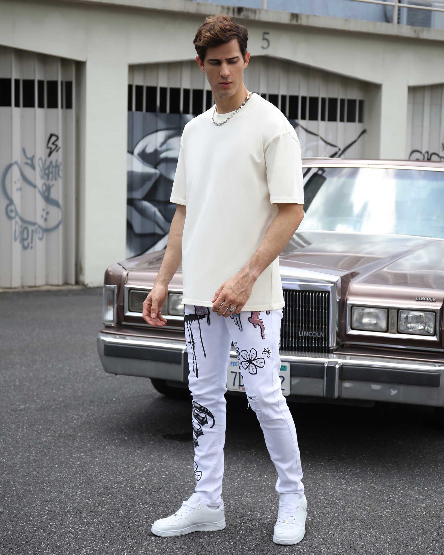 Stylish streetwear graffiti jeans by Logeqi, featuring unique artwork for a trendy urban look